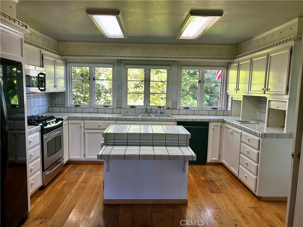 325 N Tunis Property Photo 14