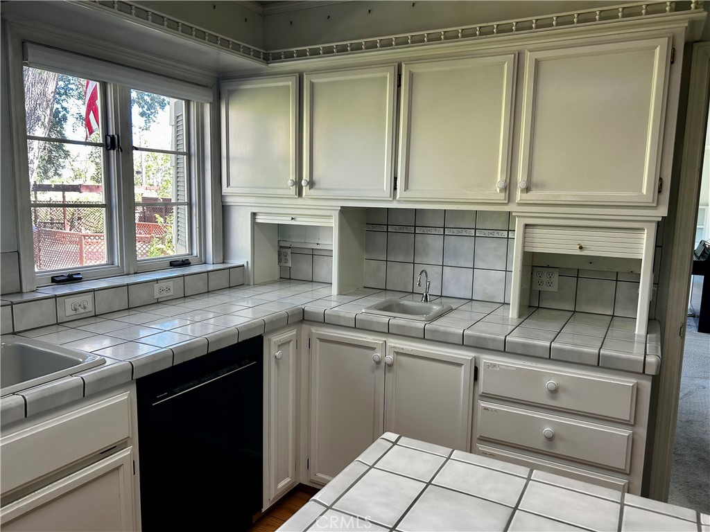 325 N Tunis Property Photo 15