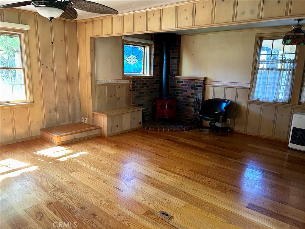 325 N Tunis Property Photo 18