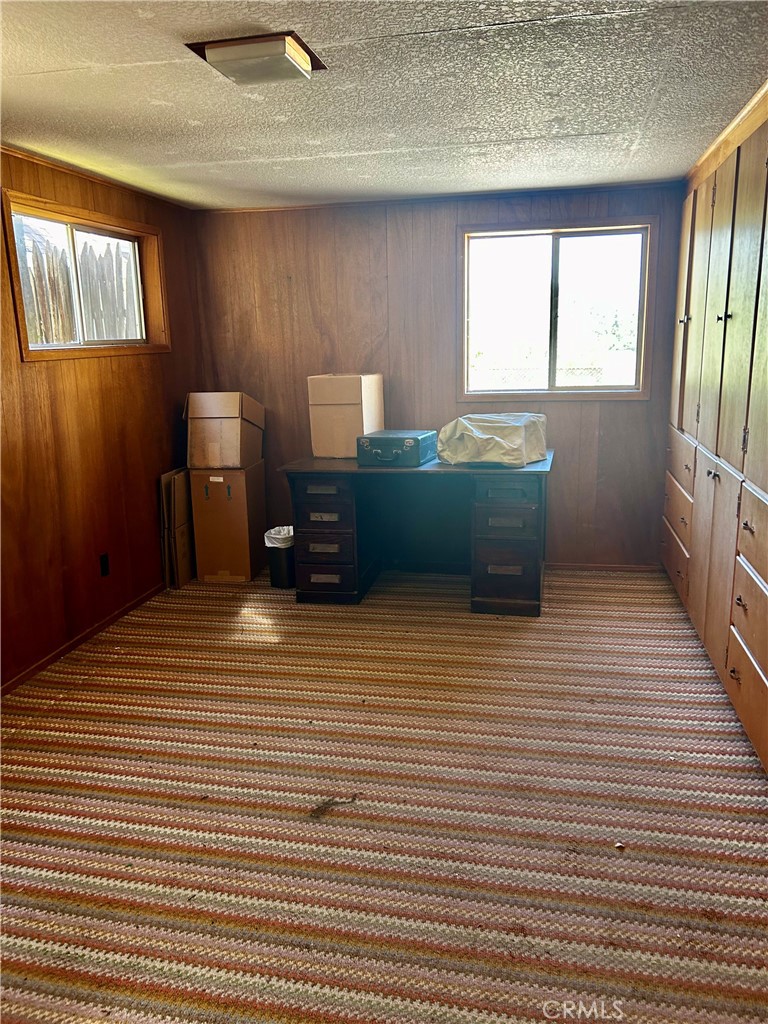 325 N Tunis Property Photo 44