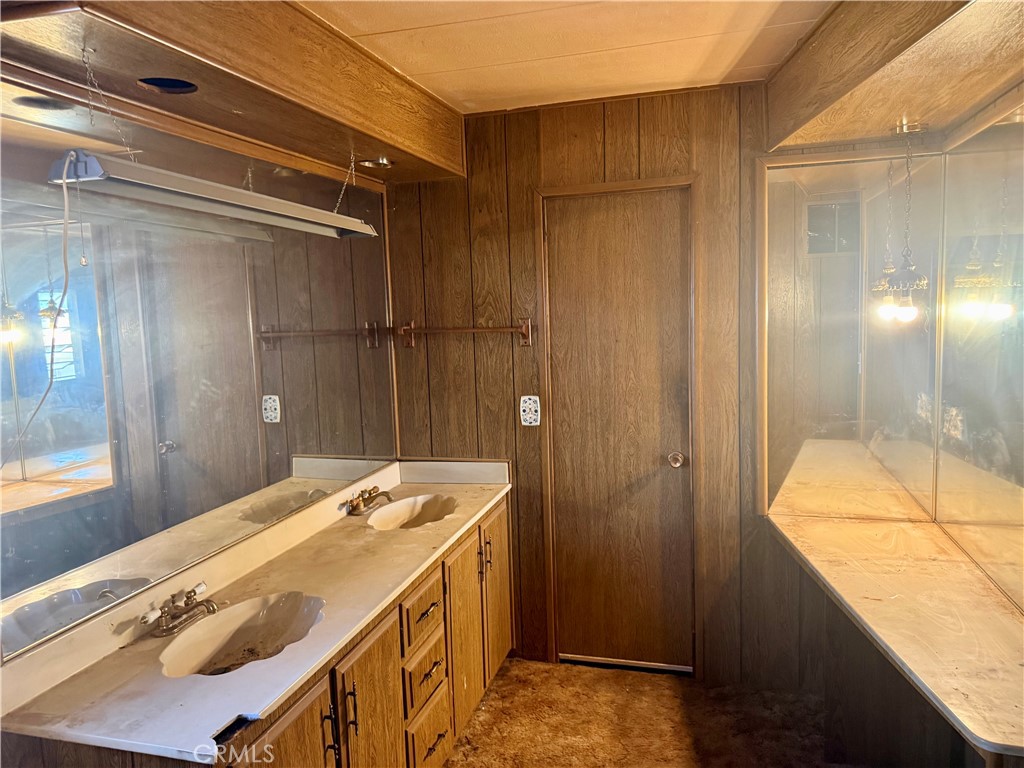 4023 Hemlock Property Photo 9