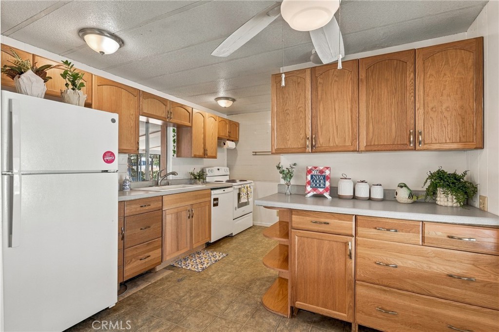 4305 Lakeshore Property Photo 2