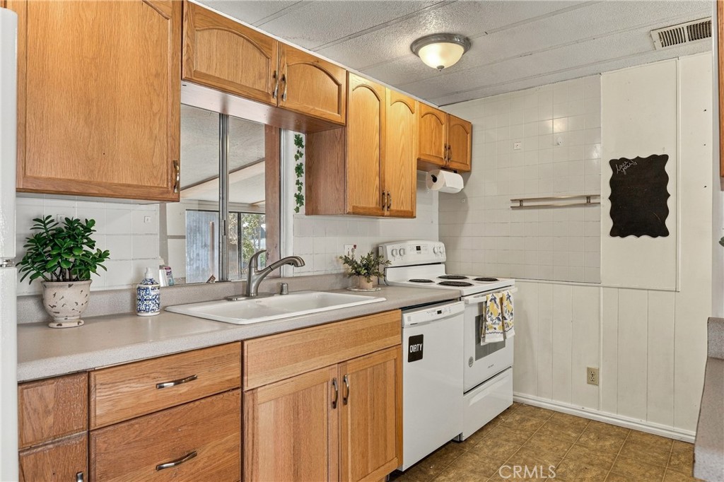 4305 Lakeshore Property Photo 3