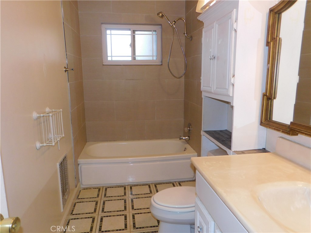 14420 Walnut Avenue Property Photo 11
