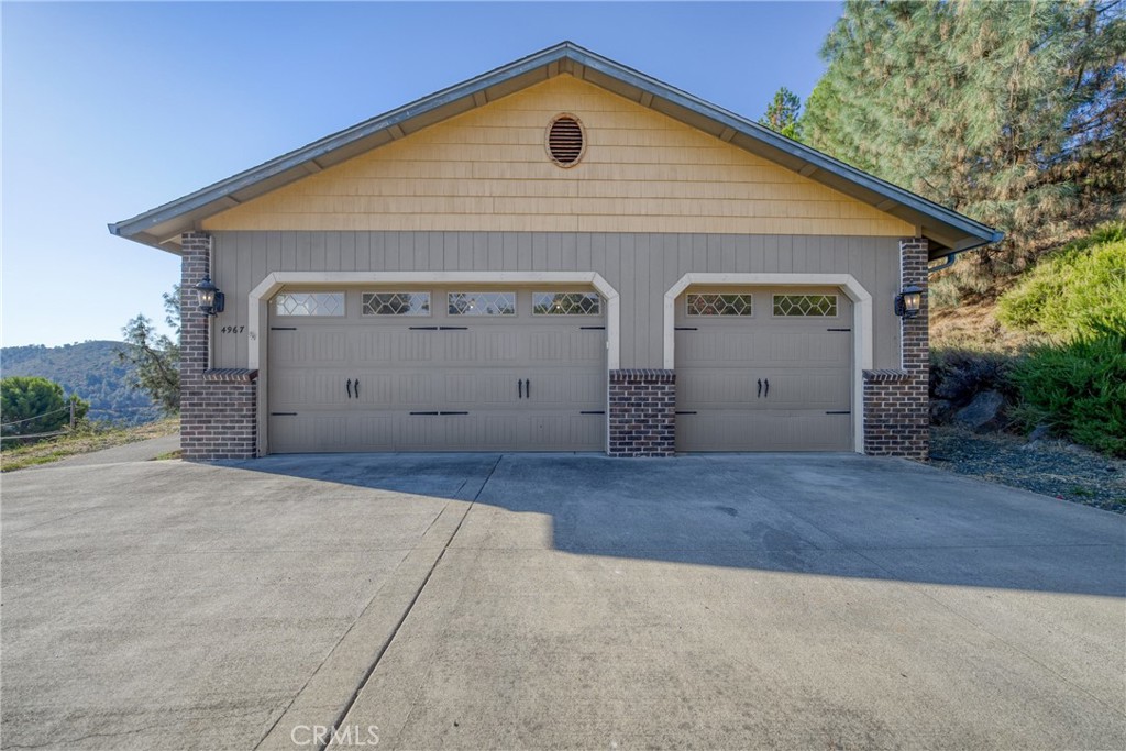 4967 Valley Court Property Photo 3