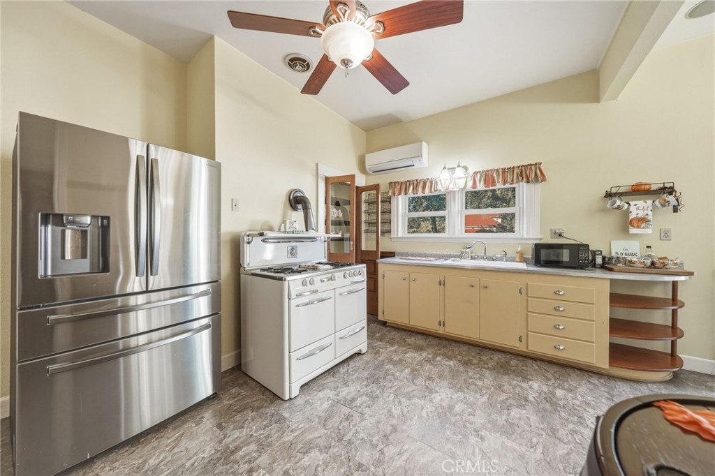 470 Second Street Property Photo 9