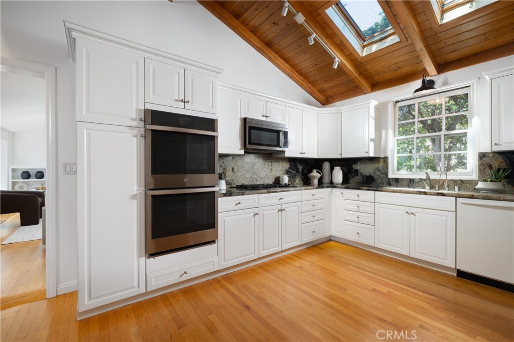 2130 Glenneyre Street Property Photo 13