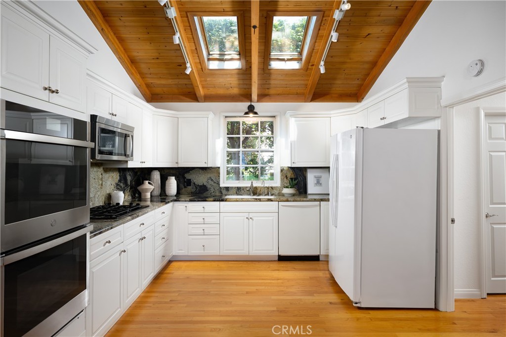 2130 Glenneyre Street Property Photo 14