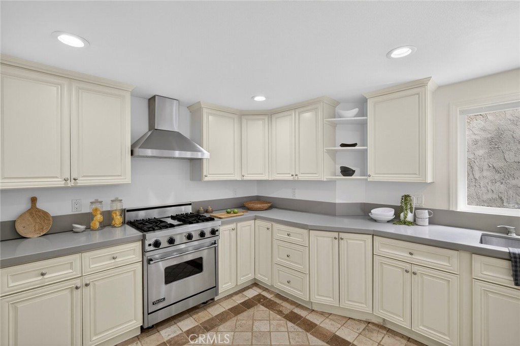 431 Nyes Place Property Photo 14
