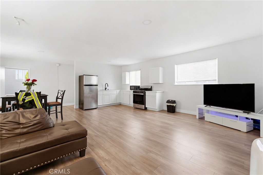 525 N Kenmore Avenue Property Photo 5