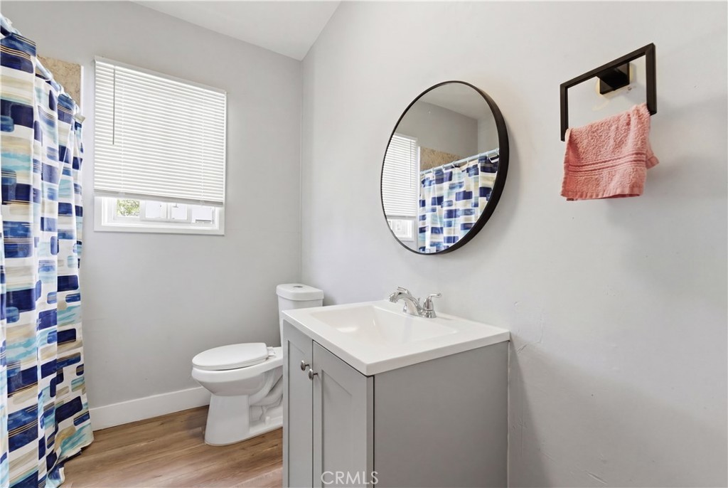525 N Kenmore Avenue Property Photo 8