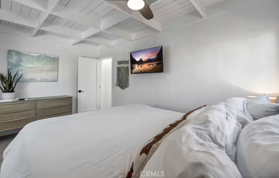 689 S Pacific Coast Hwy 4 Property Photo 11
