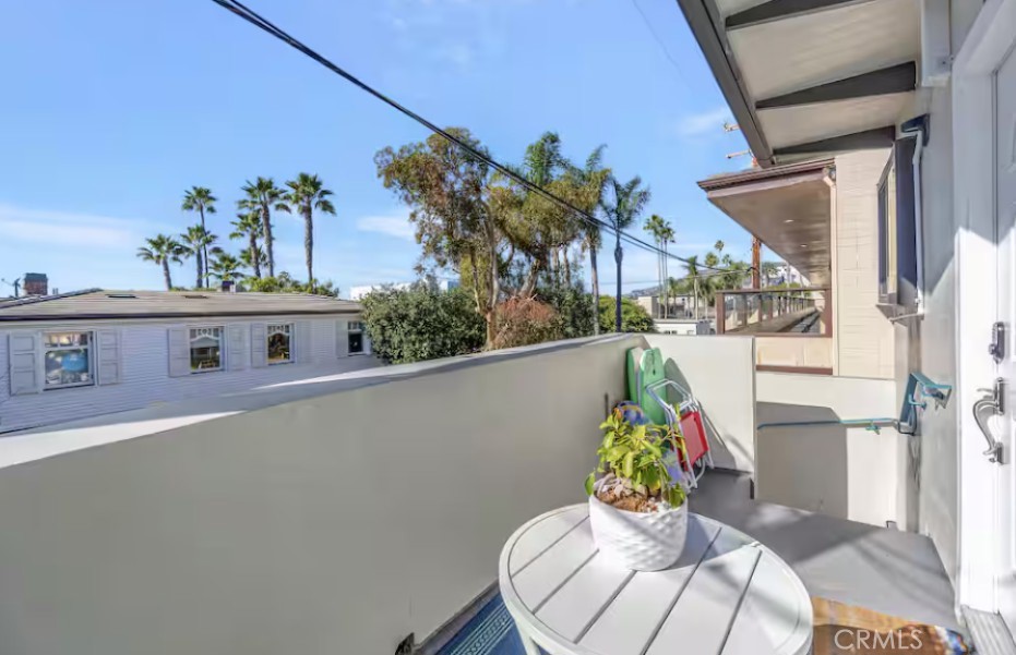 689 S Pacific Coast Hwy 4 Property Photo 17