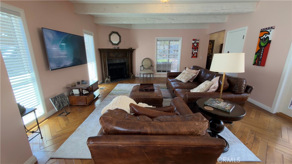 327 Aster Property Photo 4