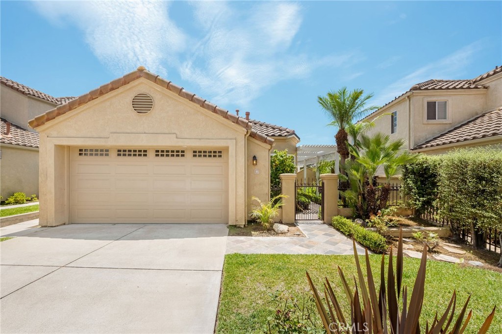 4 Reina Property Photo 2