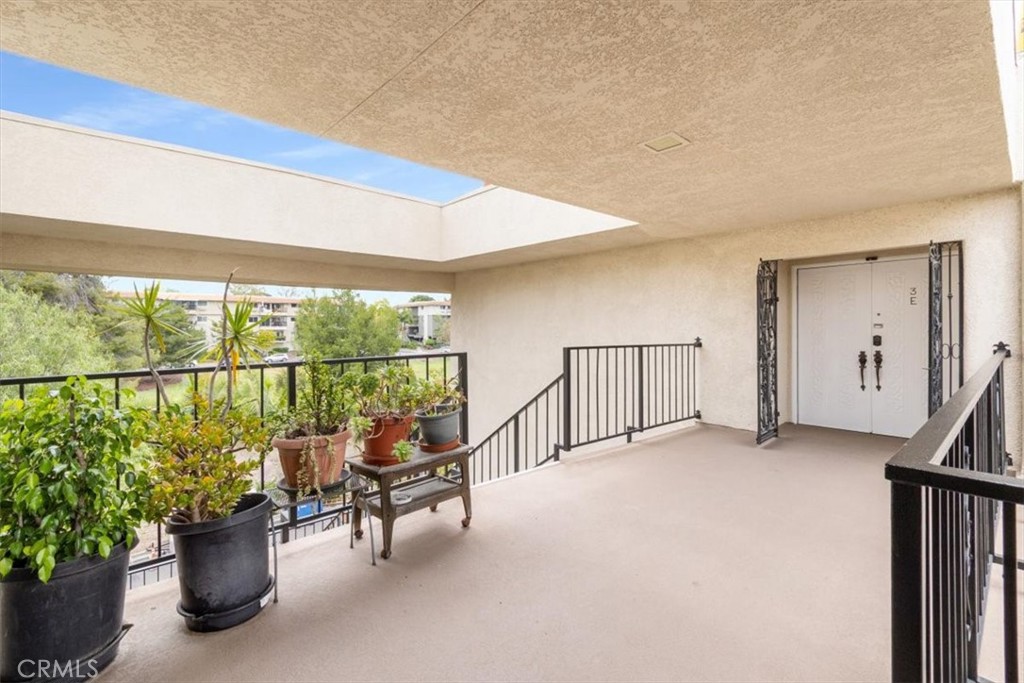 2391 Via Mariposa W 3e Property Photo 2