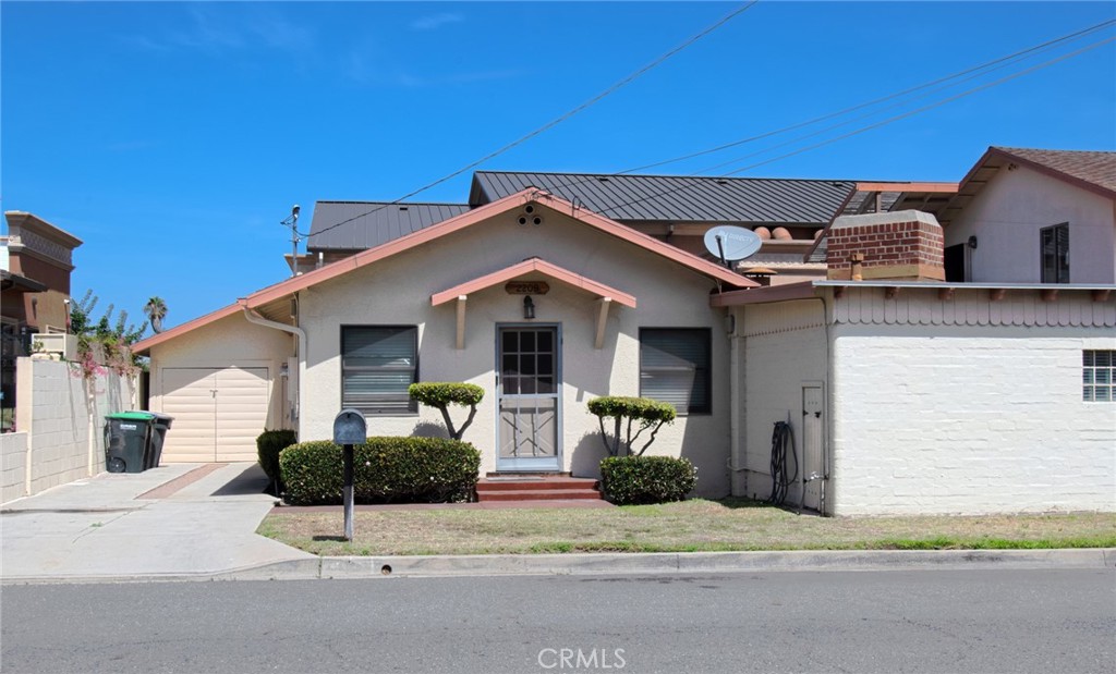 2209 Elden Avenue Property Photo 4