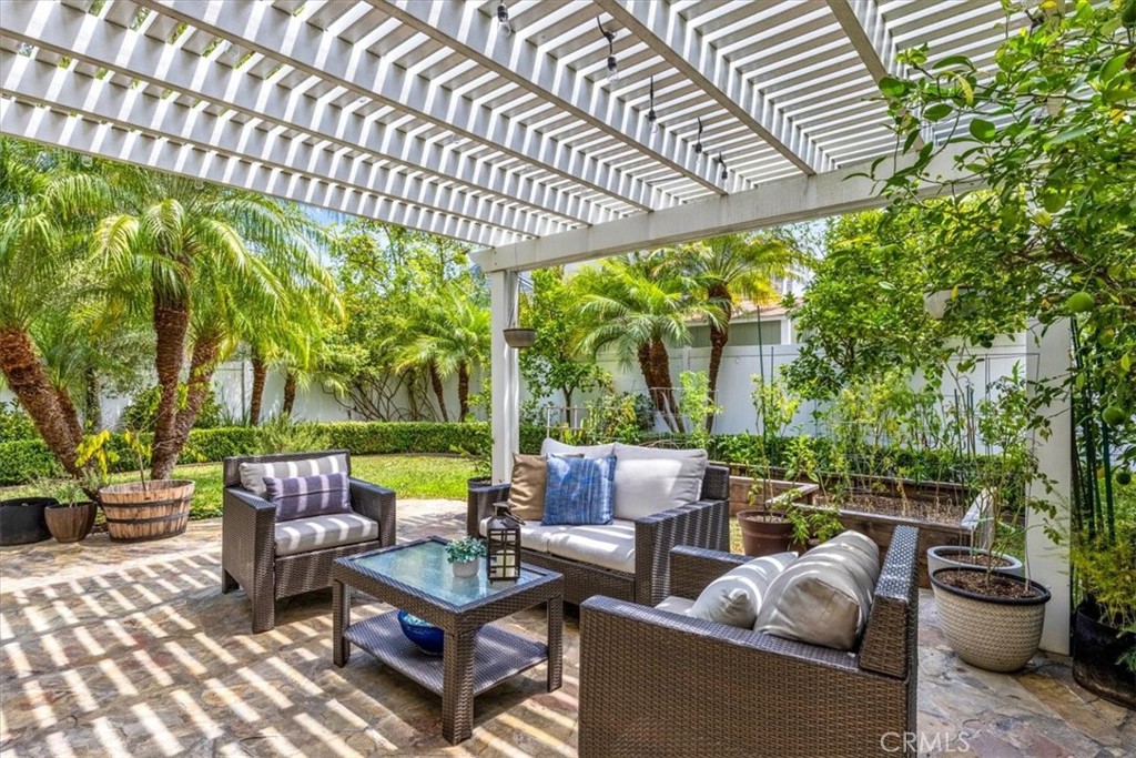 16 Pineoak Property Photo 1