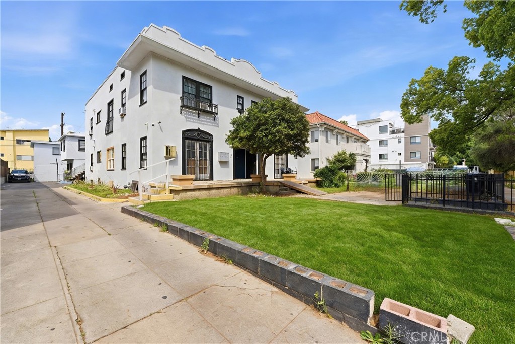 525 N Kenmore Avenue Property Photo 6
