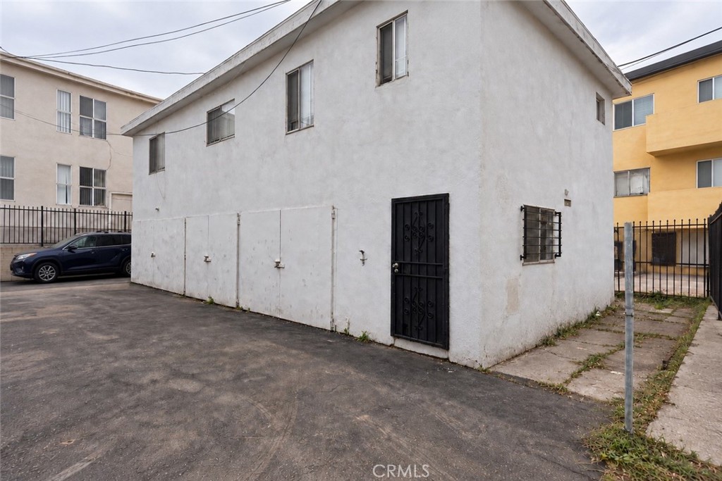 525 N Kenmore Avenue Property Photo 12