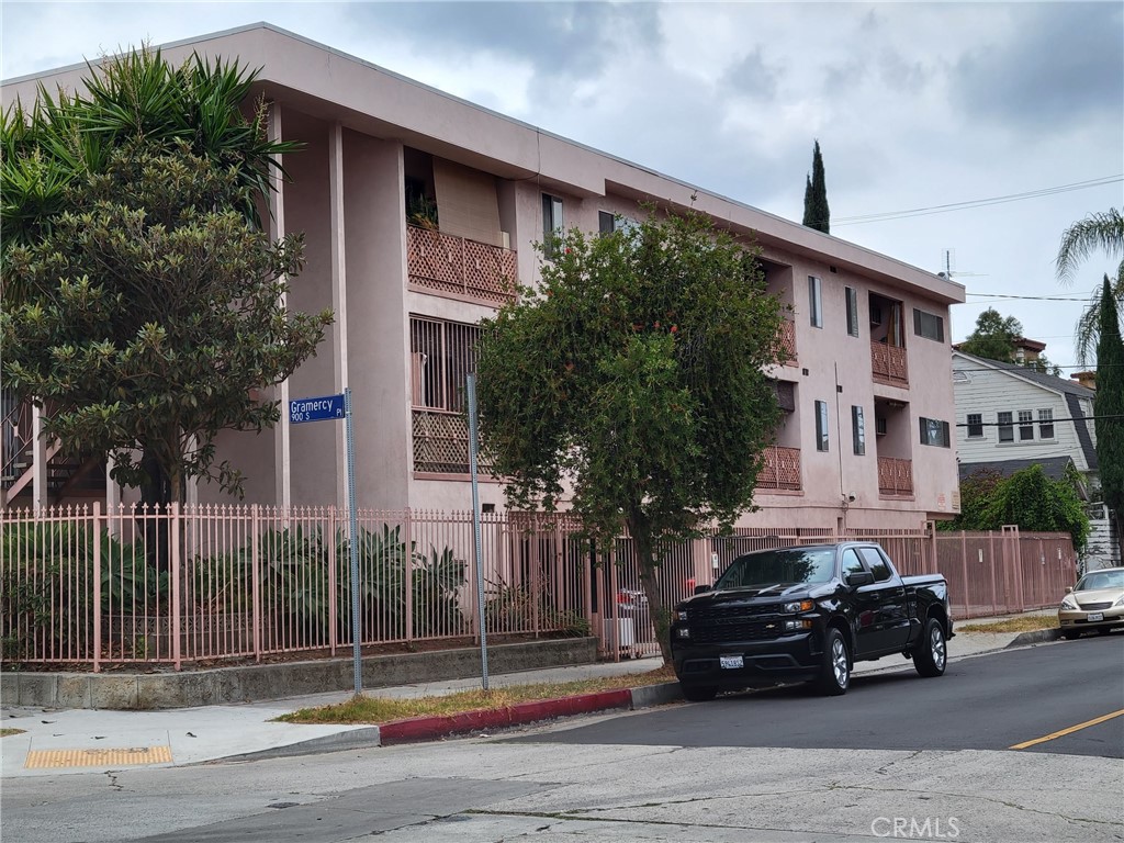 941 S Gramercy Place Property Photo 6