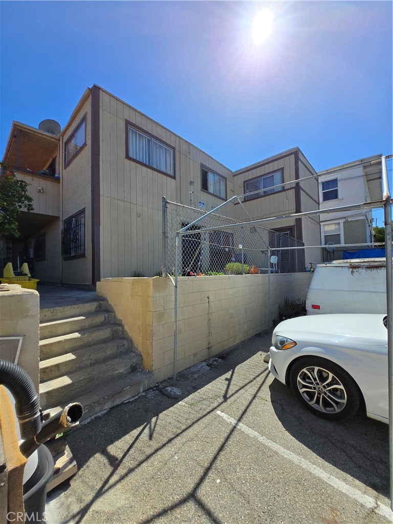 203 N Burlington Avenue 4 Property Photo 9