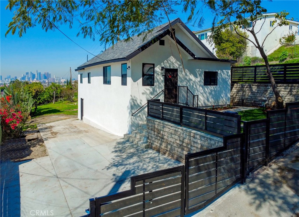 957 N Rowan Avenue Property Photo