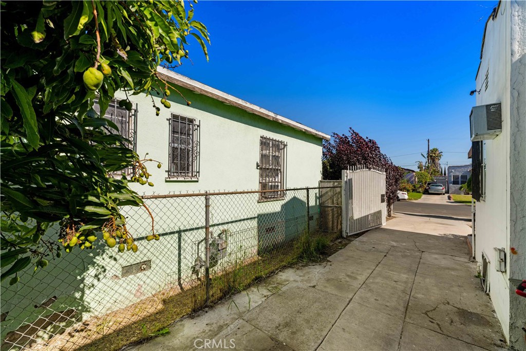 629 E 93rd Street Property Photo 4