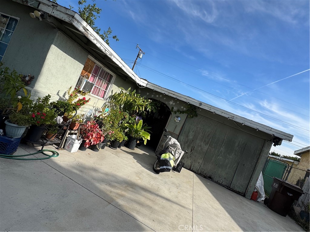562 S Backton Ave Property Photo 1