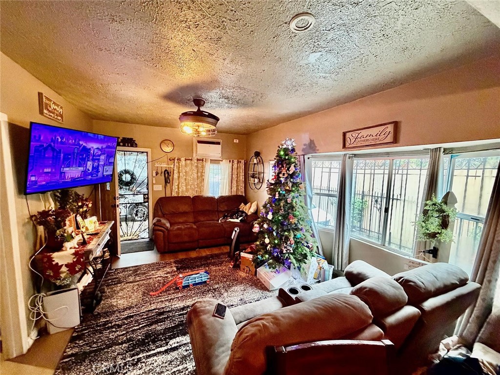 1454 E 50th Property Photo 3