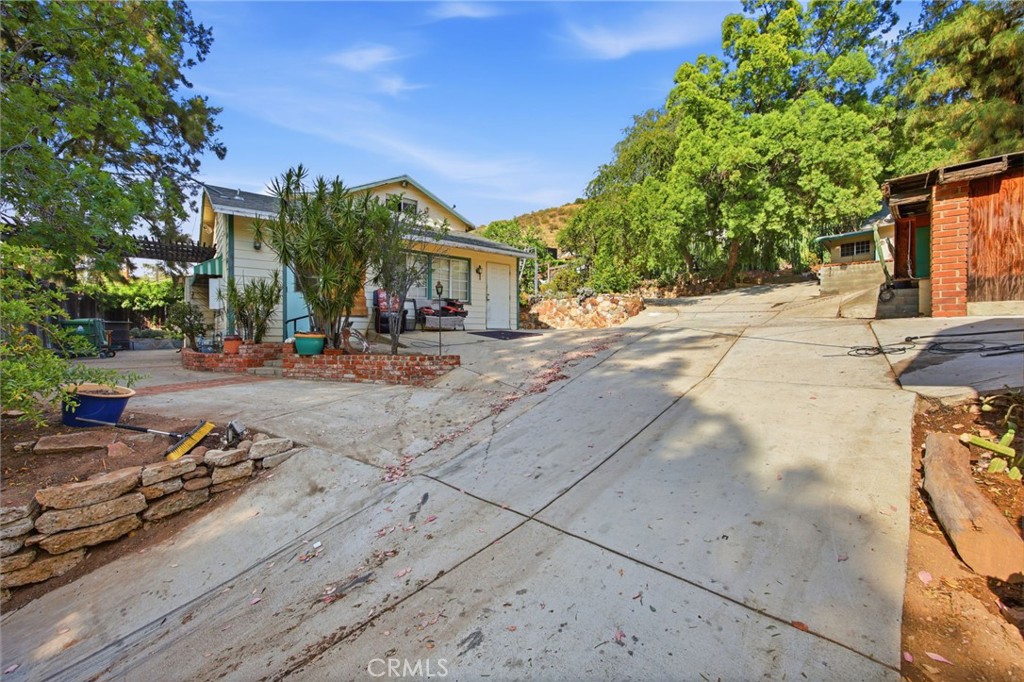 10064 Sunland Boulevard Property Photo 3