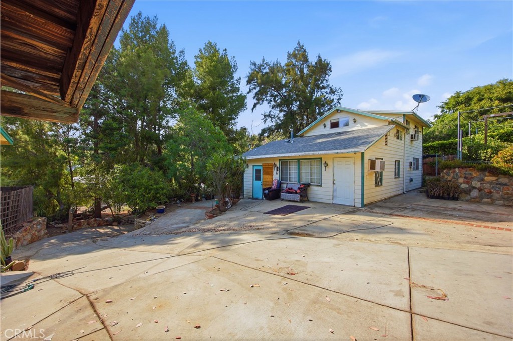 10064 Sunland Boulevard Property Photo 4