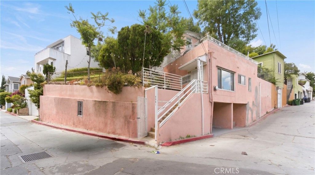 3901 De Longpre Avenue Property Photo 1