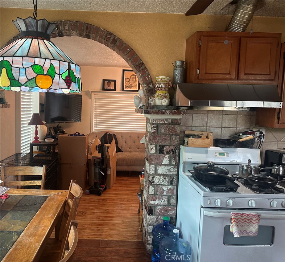 2437 Bloomdale Property Photo 4