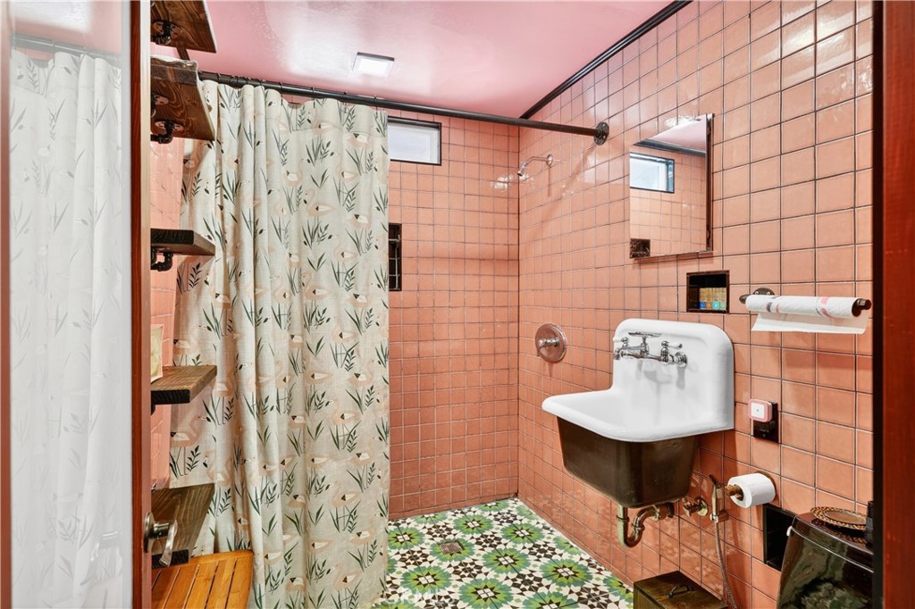 156 E 70th Property Photo 19