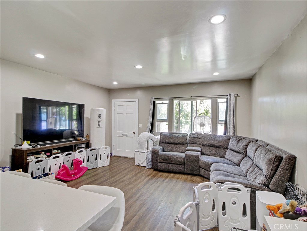 5420 Manhattan Place Property Photo 4