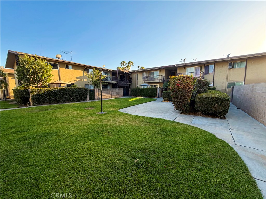1900 W Glenoaks Avenue Property Photo 1