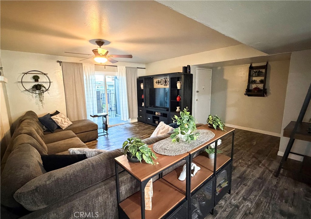 1900 W Glenoaks Avenue Property Photo 2