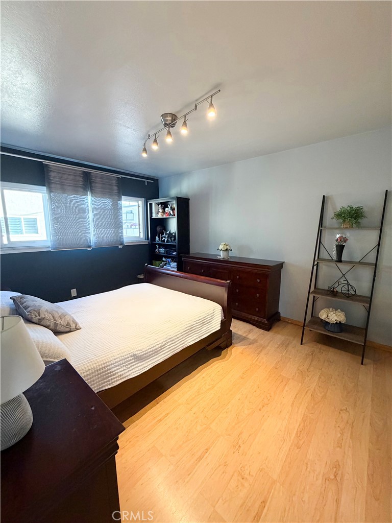 1900 W Glenoaks Avenue Property Photo 4