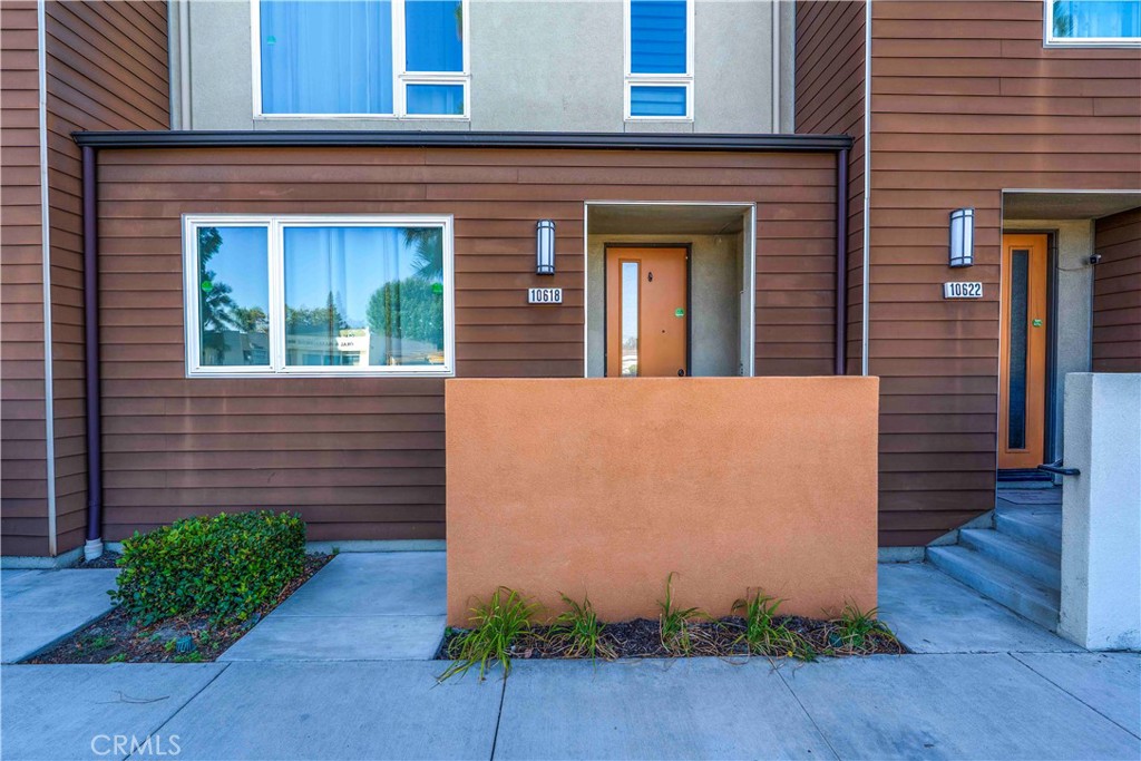 10618 Paramount Property Photo 1