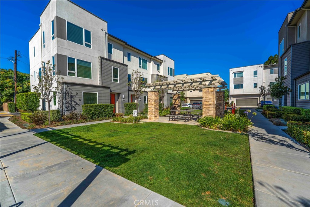 10618 Paramount Property Photo 25