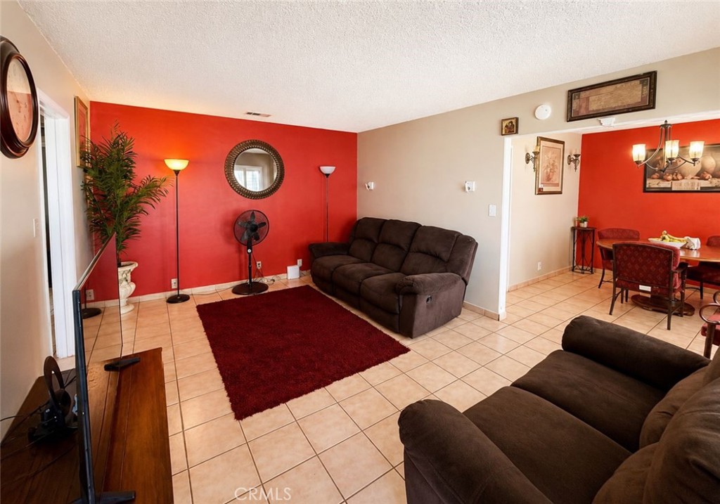 824 S 6th Property Photo 4