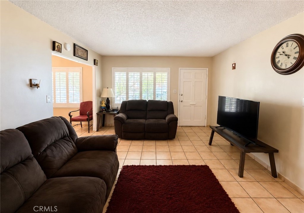 824 S 6th Property Photo 5