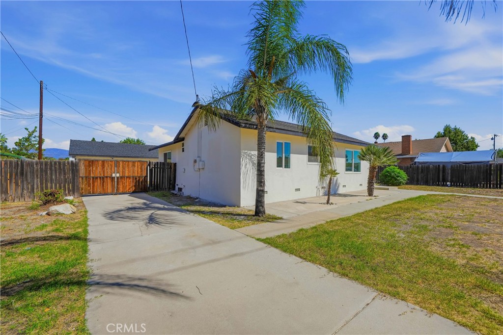 883 E Columbia Avenue Property Photo 1