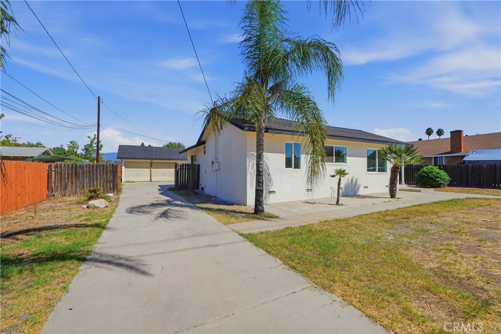 883 E Columbia Avenue Property Photo 2