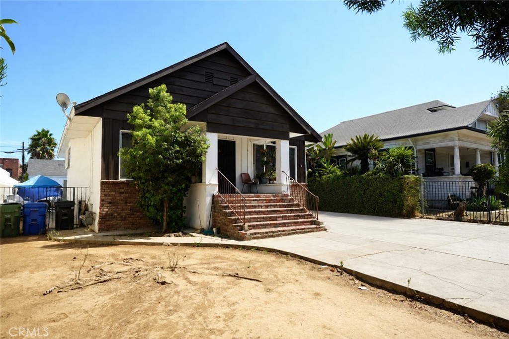 114 S Soto Property Photo 4