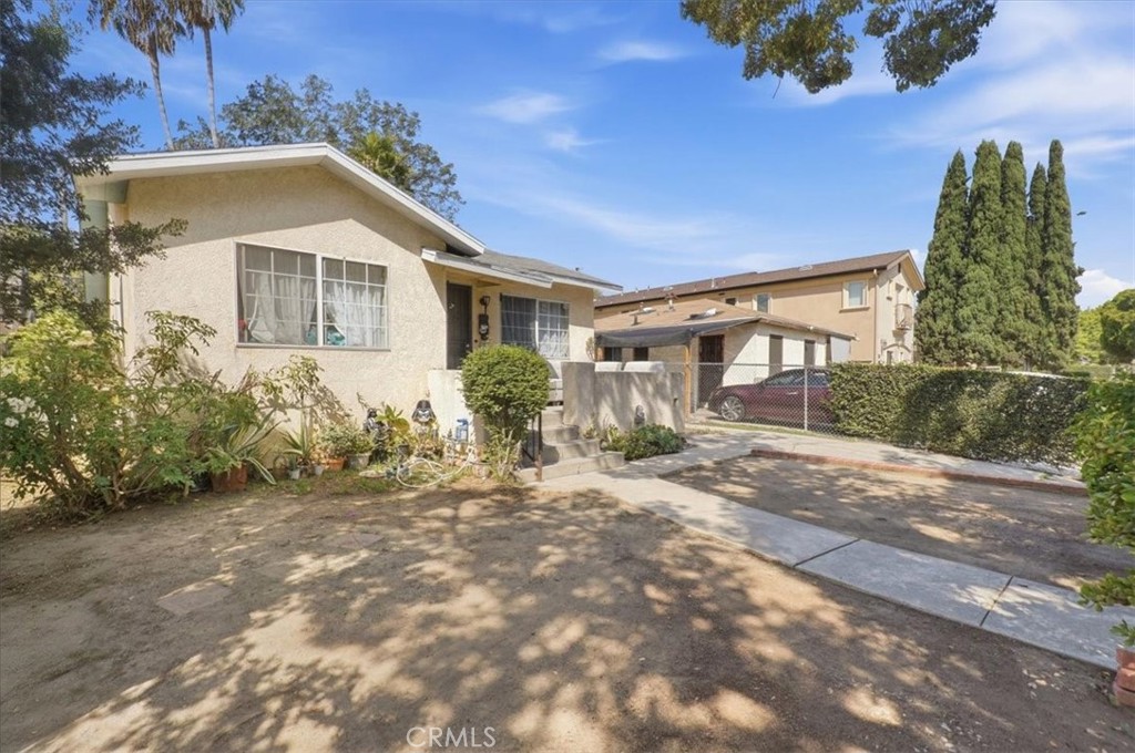 2821 N Hollister Avenue Property Photo 1