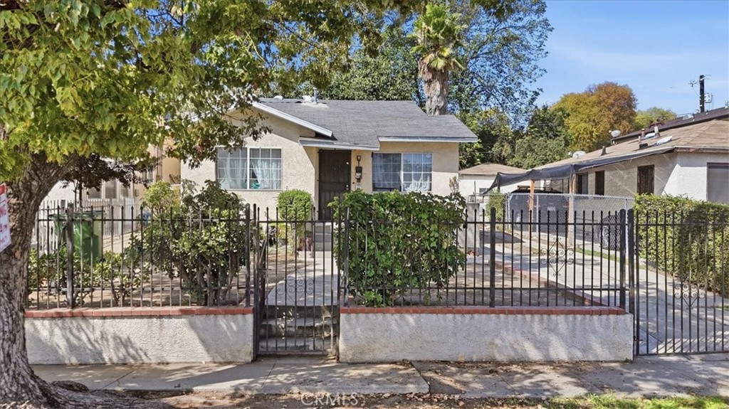 2821 N Hollister Avenue Property Photo 2