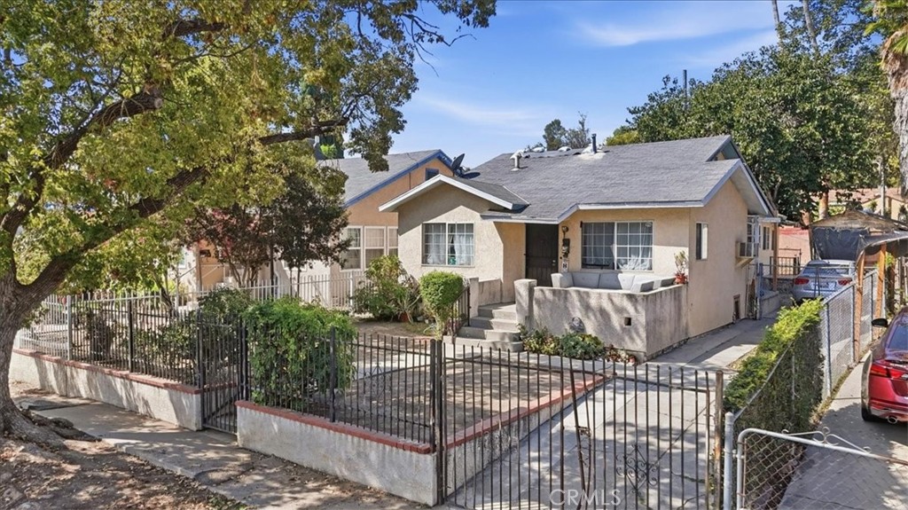 2821 N Hollister Avenue Property Photo 3