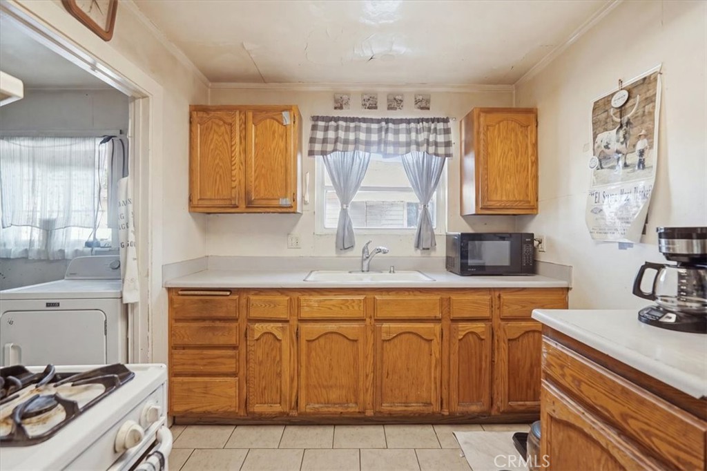 2821 N Hollister Avenue Property Photo 13